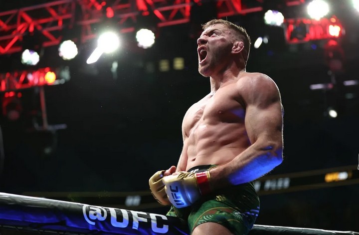 Dricus Du Plessis beats Israel and defends his title in a Wild 4th Round. What a moment for South Africa. Well done Dricus#dricusduplessis #champion