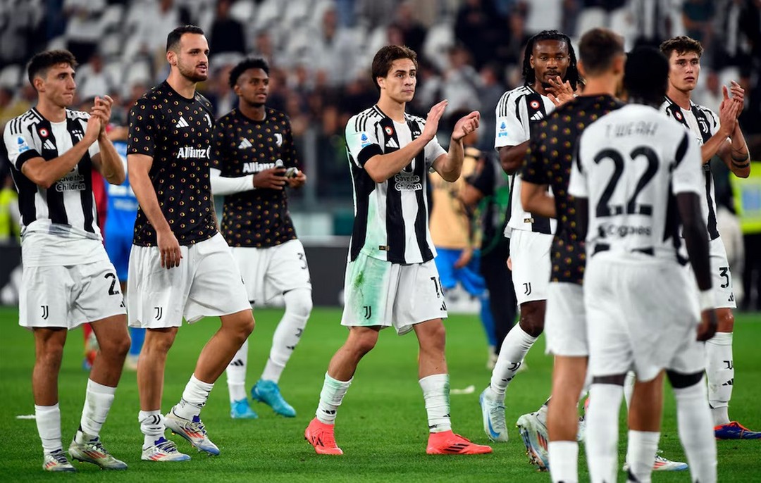 Juventus 0 Napoli 0. Conte came back to the Alianz but its three stale mates for Juve. Three nil nil draws in a row. Is this a bad thing. Well although Juve are undefeated the gheavy reliance and pressure on Vlahovic is taking its toll. The Serbian bomber has fired blanks and is in bad need of a Run. Next up its Genoa on the 28th and Juve need a league win. Forza Juve#juventusvsnapoli #forzajuve