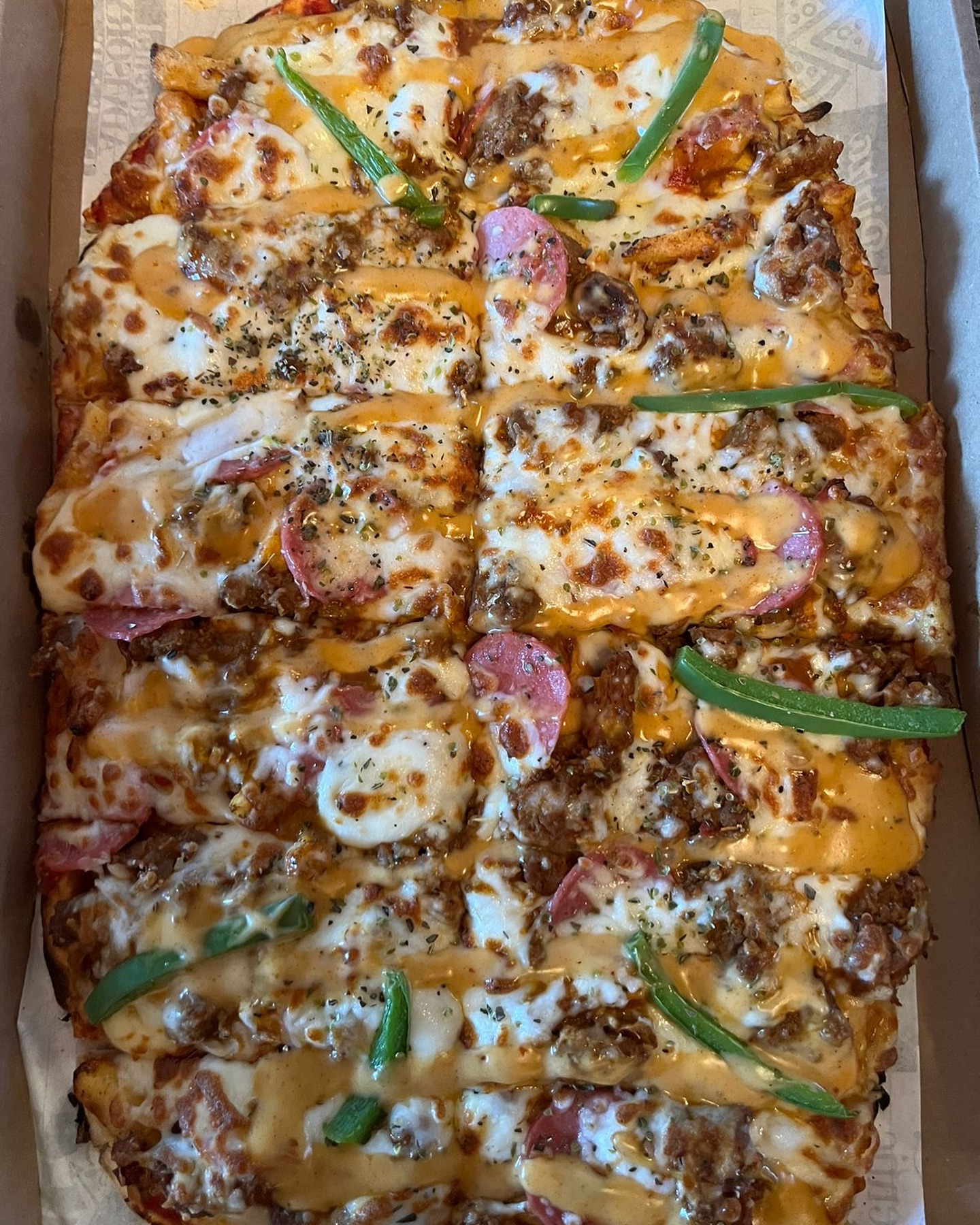 When In Lenz I always visit @kraftedkrust_za Chipanaise pizza at Krafted Krust in Lenasia. Steak strips with oven baked french fries, peri whip, green peppers and crispy thin pepperoni #halaal#pizza #pizzalovers #gourmetpizza #kraftedkrust #lenasia #halaaljhb #steak pizza