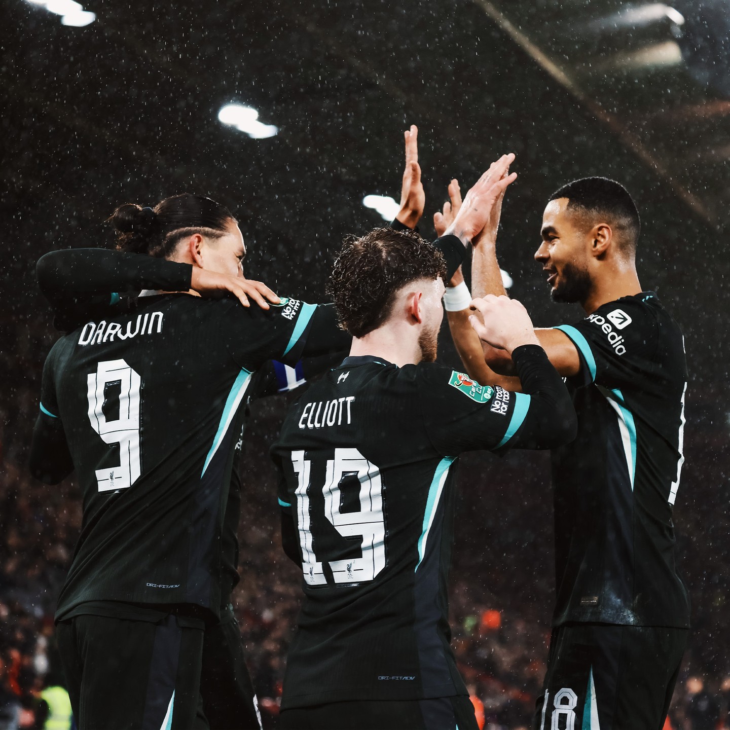 Southampton 1 Liverpool 2. Top win for Liverpool. The Caraboa Cup is shaping up nicely. We have Liverpool, Newcastle, Arsenal and ofcourse the winner of tonights quarter final. Spurs and the MANCS. We rather have Patson and them in the draw :). Makes for a Top Game tonight.#manutdvspurs #carabaocup #southamptonvsliverpool