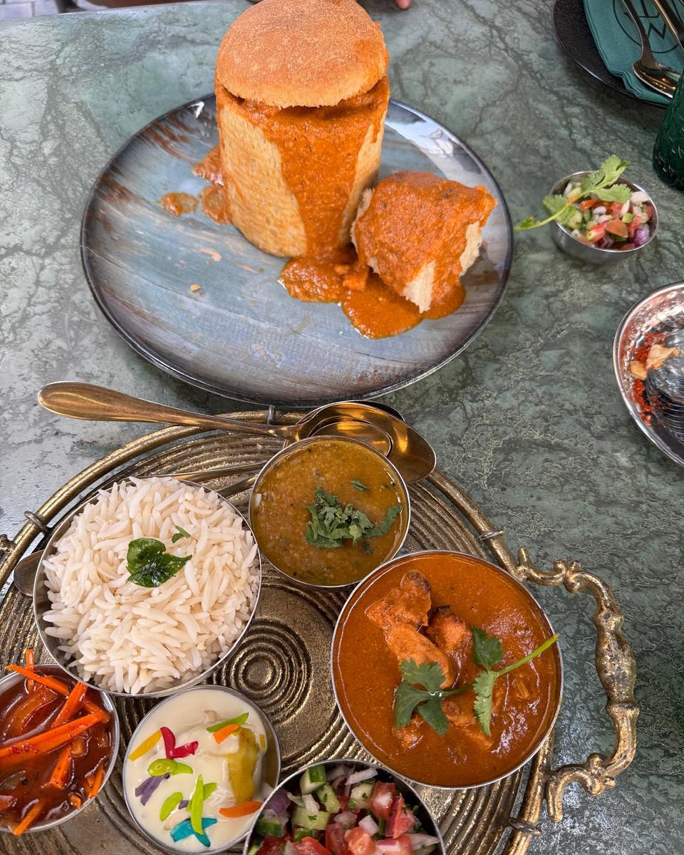 Tali Chicken and Chicken Tikka Masala Bunny Chow Modern Tailor, Rosebank@moderntailors_za . By @waheedvadi #bunnychow #indianfood #indiancuisine#indian #chickentikka #tikkamasala #foodinjhb #rosebank #moderntaylors #goodindianfood #jhb