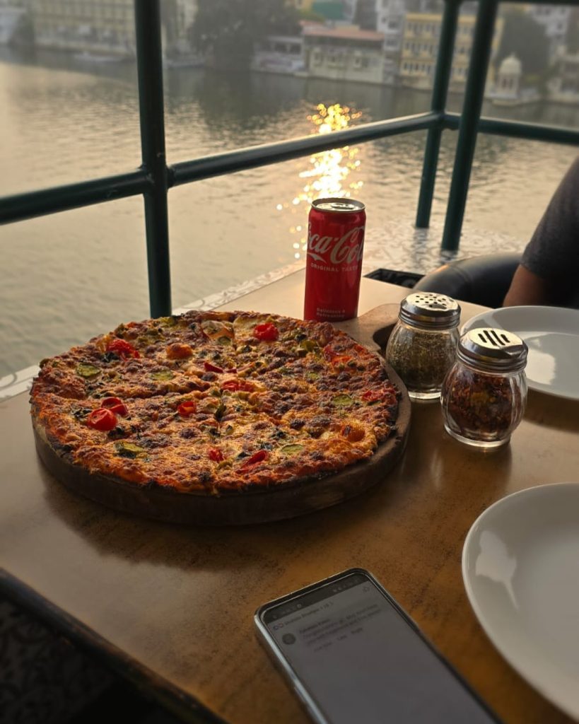 🇮🇳 Mazatta Pizza at Jheel’s Ginger in Udaipur @jheeludaipur at Gangair Ghat by @fahmida.kaloo#india #udaipur #jheelsgingercoffeebarandbakery #pizza #mazattapizza #travel #travelpics #travelphotography #indiapictures #foodpics #ınstafood #intsagood #travelblog
