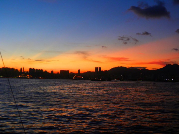 Sunset in Hong Kong Harbour#hongkong #travel #travelpics #travelgram #hongkongharbour #sunsets #sunsetsandsunrises #instagood #instatravel #hongkongisland