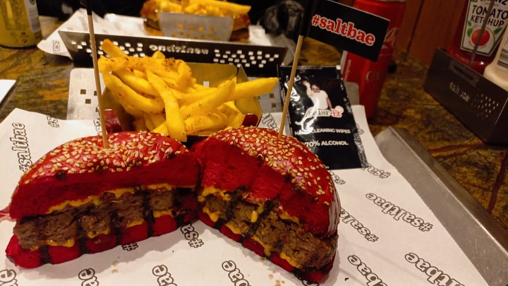 🇹🇷 Our readers in Istanbul enjoying the @nusr_et Burgers. The red bun is a BBQ burger . How do you find the Saltbae burgers #burger #burgers #nusret #saltbae #istanbul #istanbulfood #istanbulturkey #istanbullife #burgerlove #gourmetburgers #turkishfood