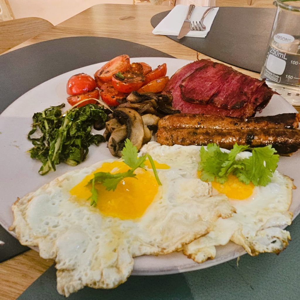 One Pan Brekkie at LA Farms in Greenpoint, Cape Town #halaalWagyu Macon, mushrooms,cherry tomatoes, spinach,seasonal greens and two free range eggs. Had this with extra lamb sausage @la_farms#breakfast #capetown #capetownfood #wagyu #halaalcapetown #greenpoint #lafarms #eggs #december #holidays #breakfastideas #lafarms