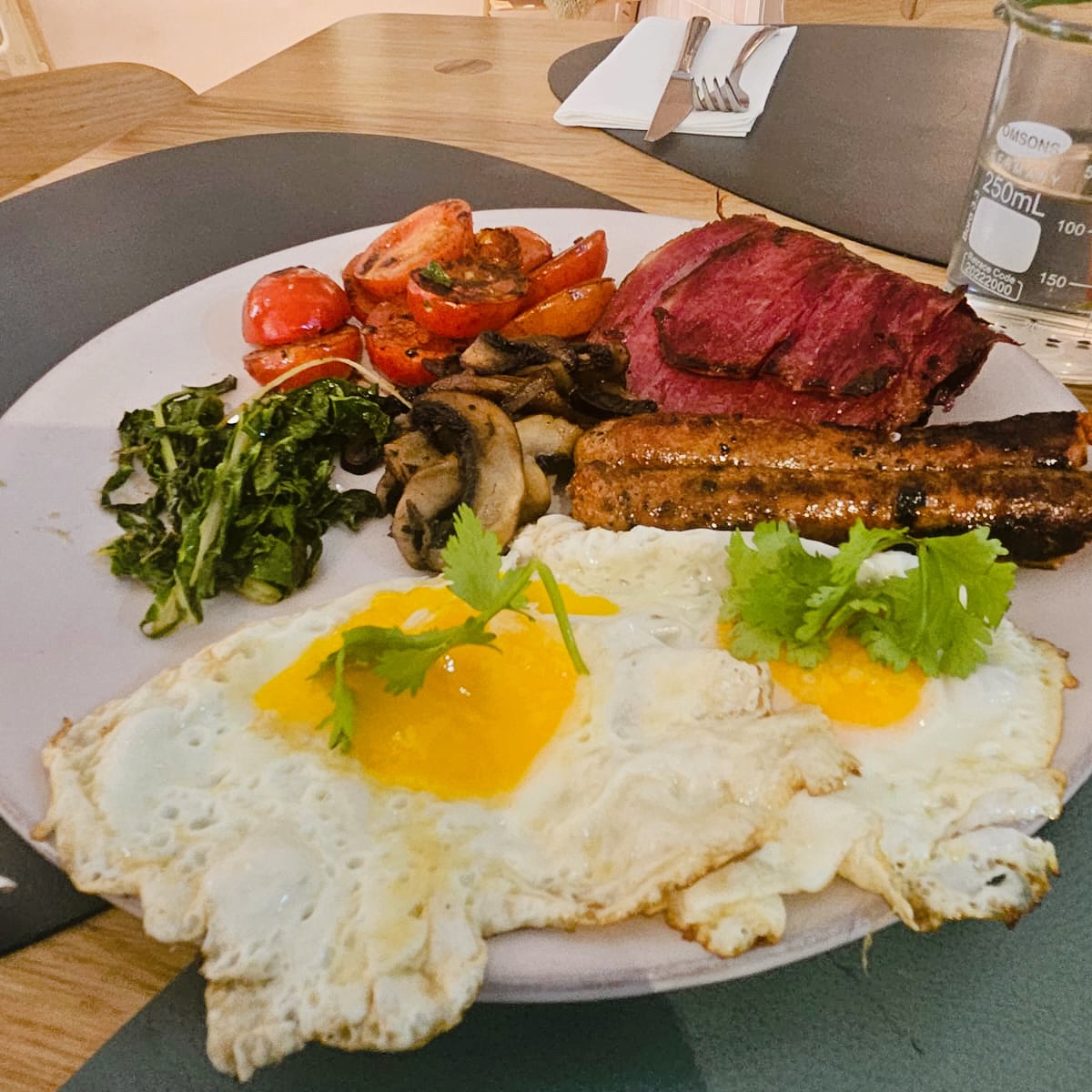 One Pan Brekkie at LA Farms in Greenpoint, Cape Town #halaalWagyu Macon, mushrooms,cherry tomatoes, spinach,seasonal greens and two free range eggs. Had this with extra lamb sausage @la_farms#breakfast #capetown #capetownfood #wagyu #halaalcapetown #greenpoint #lafarms #eggs #december #holidays #breakfastideas #lafarms