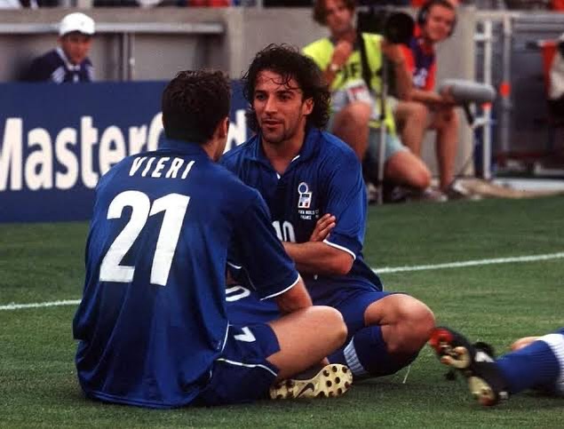 Once upon a time in the Azzurri. Del Piero and Vieri cebrate the Bobo goal in France 98
