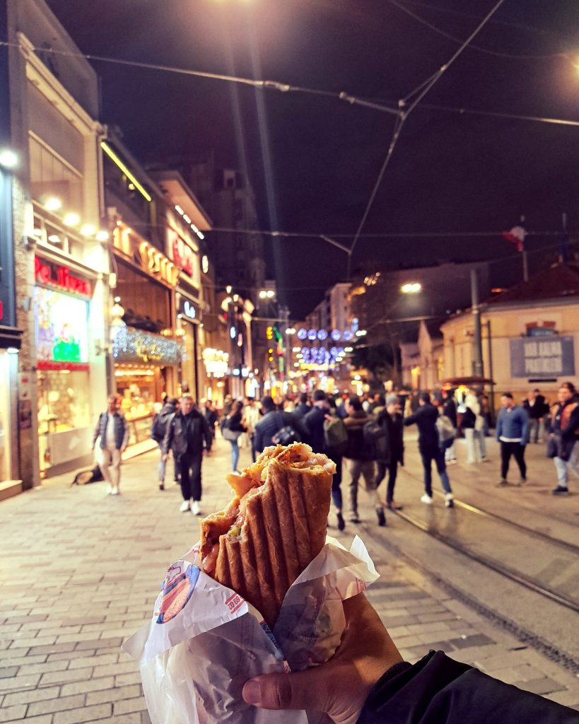 🇹🇷 Nothing beats a Shawarma in Taksim Square, Istanbul