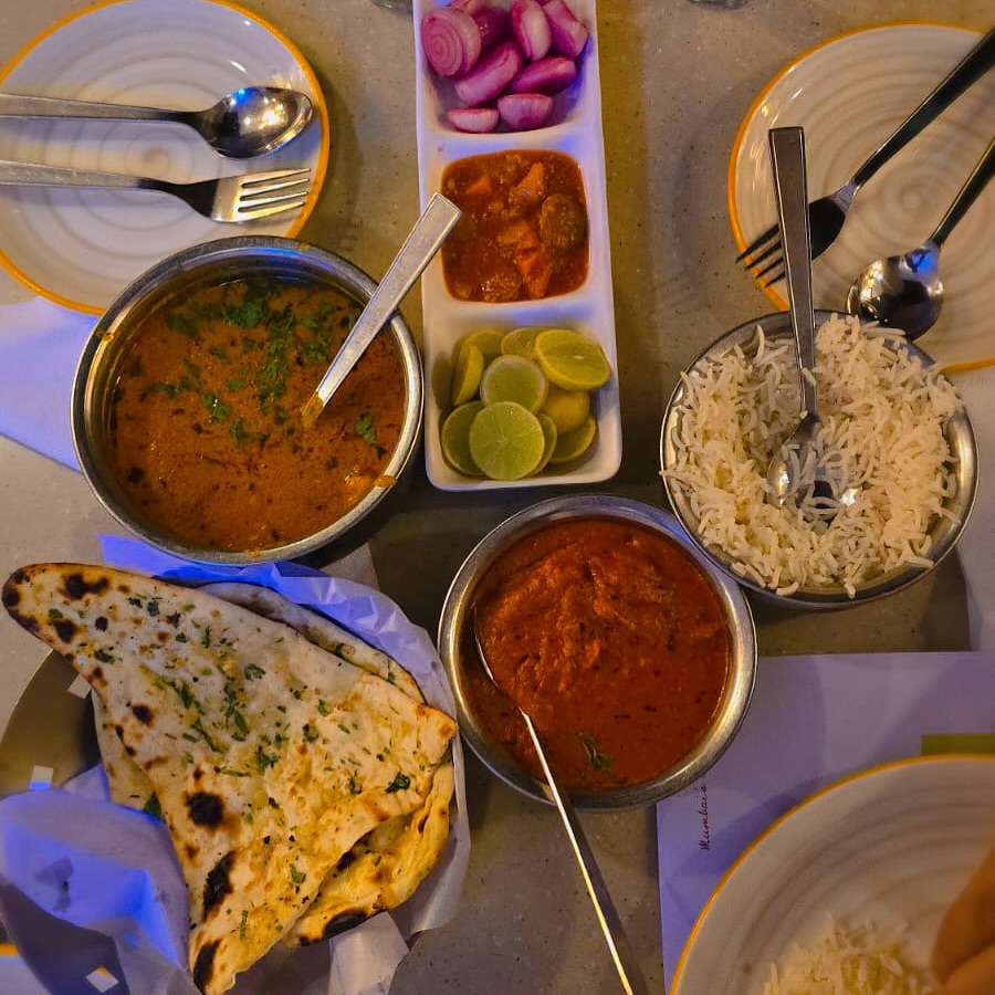 🇮🇳 Prawn Curry and Butter Chicken at Delhi Darbar, Mumbai, India by @fahmida.kaloo .The food goes straight to your soul. How would you rate the food at Delhi Darbar?