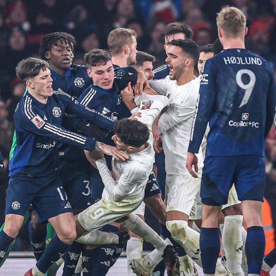 Instagram pic of the day from yesterday’s FA Cup tie between Arsenal and the Manchester United. MANCS are out in full force. Most want to break the referee. Gotta love the magic of the FA Cup