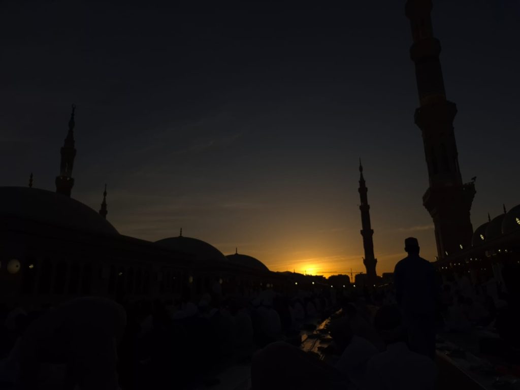 🇸🇦 Sunset in the holy city of Medina. By @joey_kola_777 #sublimetravel #travel #sunsets #arabiansunsets