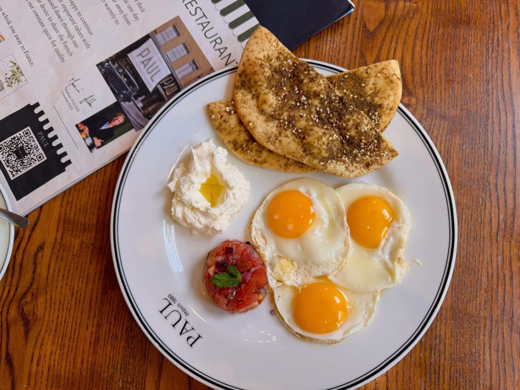 CEUf Mediterraneen breakfast at @paulbakerysa Melrose Arch. Had it with sunnyside eggs instead of poached, labneh cheese, tomato and onion mix and zatar flat bread