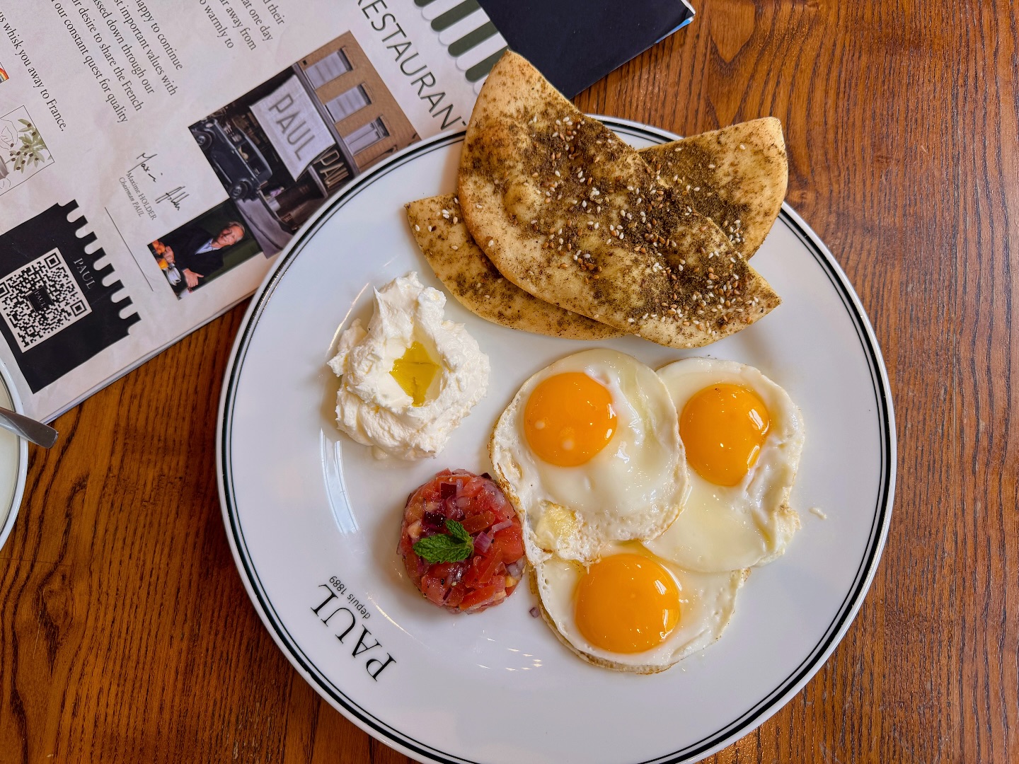 CEUf Mediterraneen breakfast at @paulbakerysa Melrose Arch. Had it with sunnyside eggs instead of poached, labneh cheese, tomato and onion mix and zatar flat bread