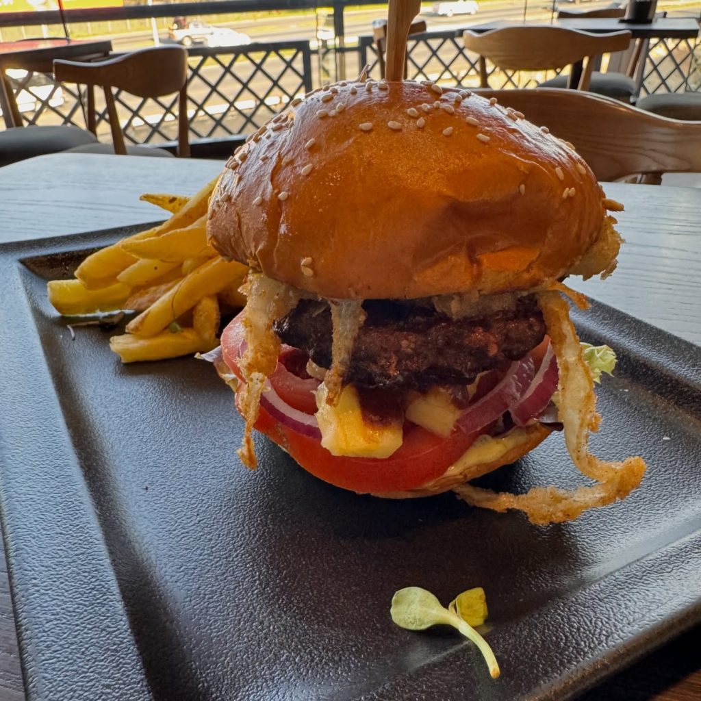 Checking out the New Mugg & Bean Menu in Killarney @muggandbeankillarney . Tried and enjoyed the Creamy Jalapeno burger . Crispy chipotle onions, diced pineapple & creamy jalapeno chilli dressing. I’m also loving the Mugg & Bean French fries. First time I’ve had a burger with pineapples. Love the infusion.Have you tried this Burger?#burgers #mu