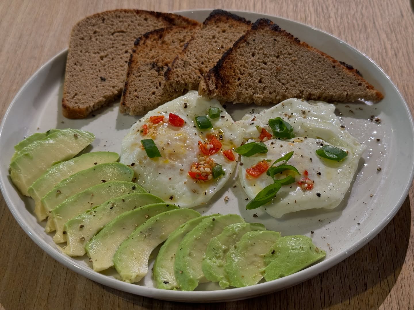 Breakfast at W Cafe @woolworths_sa in Hyde Park. I like these Chilli Egga. Then watch the Europa League semis tonite and Italian Open Tennis  #breakfast #wcafe #breakfastideas #chillieggs #hydepark