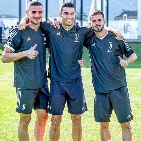 Calm before the Storm. Jive prepare for Leverkusen tonight in Turin. We must get a big 3 points to set pace in the group#forzajuve #juventus #forzajuventus #juventusvsbayerleverkusen #biaconeri #juvefans #cr7 #pjanic #merihdemiral #uefachampionsleague