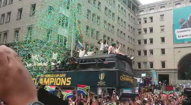The Bok parade in JHB yesterday by 0018 Lads on the scene @suhailgani @blikkies_888 . The Nation celebrates throughout the Country #rugby #rugbyworldcup #bokparade #champions #boks #southafrica #springboks #jhb #cityofjhb #rugbycelebrations #springbokcelebrations #siyakolisi @siya_kolisi_the_bear @ebenetzebeth4