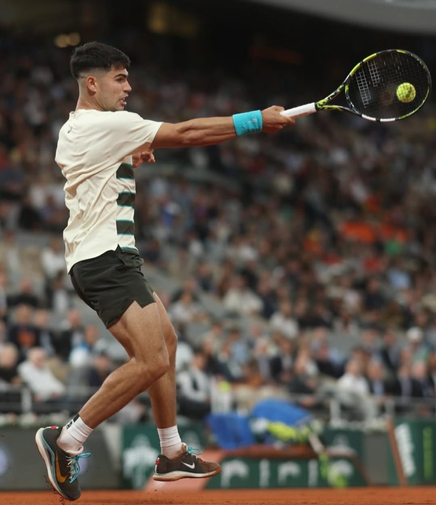 Vamos Alcaraz. Carlitos survives the chaos in a thrilling evening match at Roland Garos. Alcaraz beat Dzumhur in 4 sets.Rune and Shelton also advance. Loving the French Open#frenchopen #rolandgaros #alcaraz #vamosalcaraz #alcarazvsdzumhur
