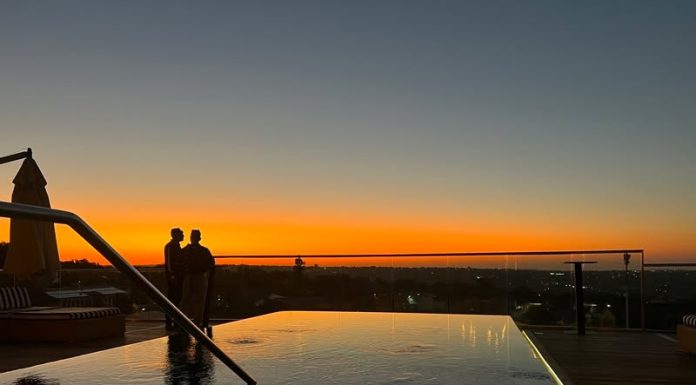 Sunset at the Southern Sun Hyde Park Hotel Deck. Looking forward to Spring@southernsunhotels @hpchydeparkcorner #sunsets #africansky #southernsunhydepark #hydepark #jhbsunsets