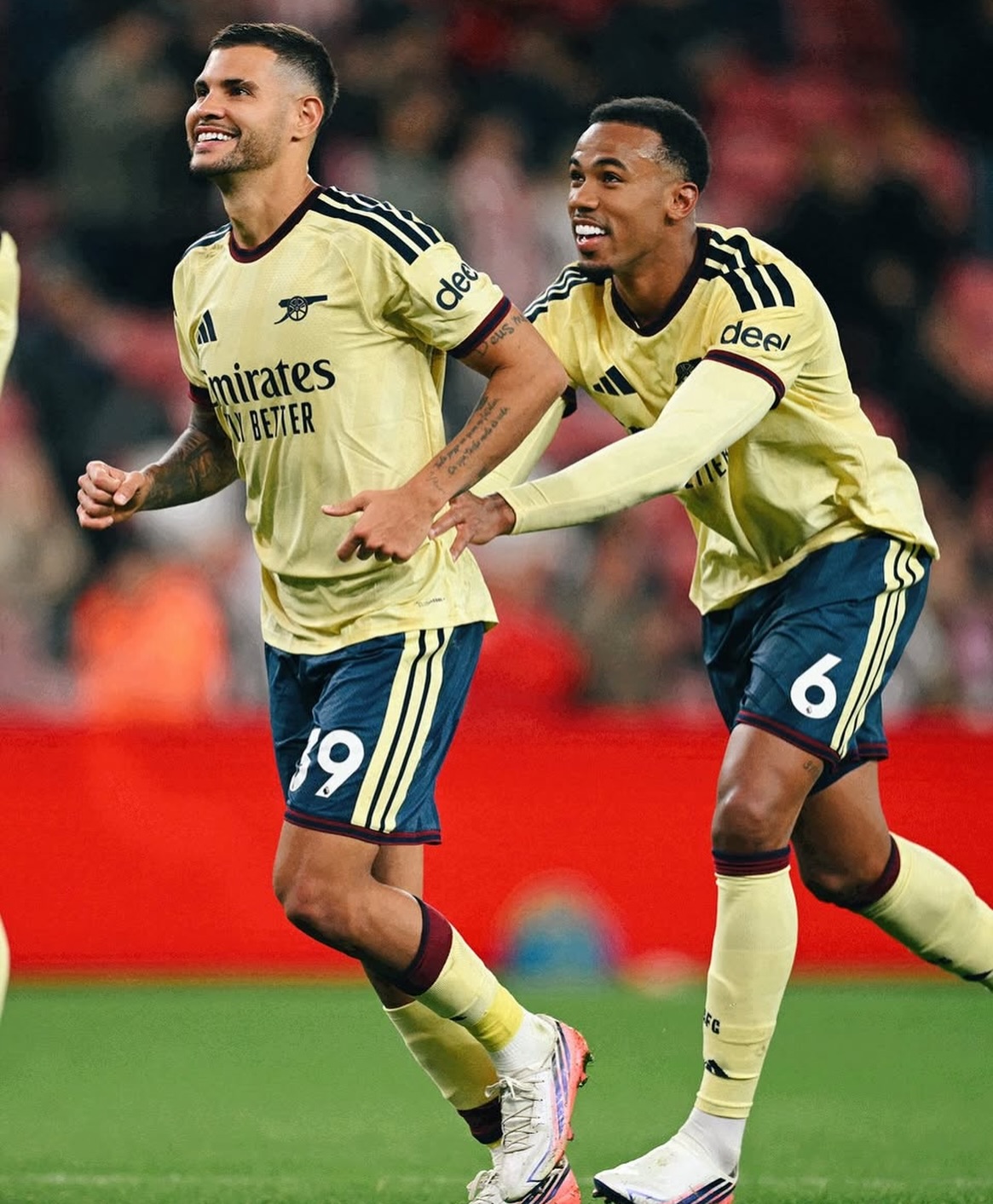 Sunderland 0 Arsenal 2. Gunners keep on moving. In the other game spurs draw again. Milan and Lazio draw 2-2 and Real Madrid thump Rayo 4-1. Too Football Saturday