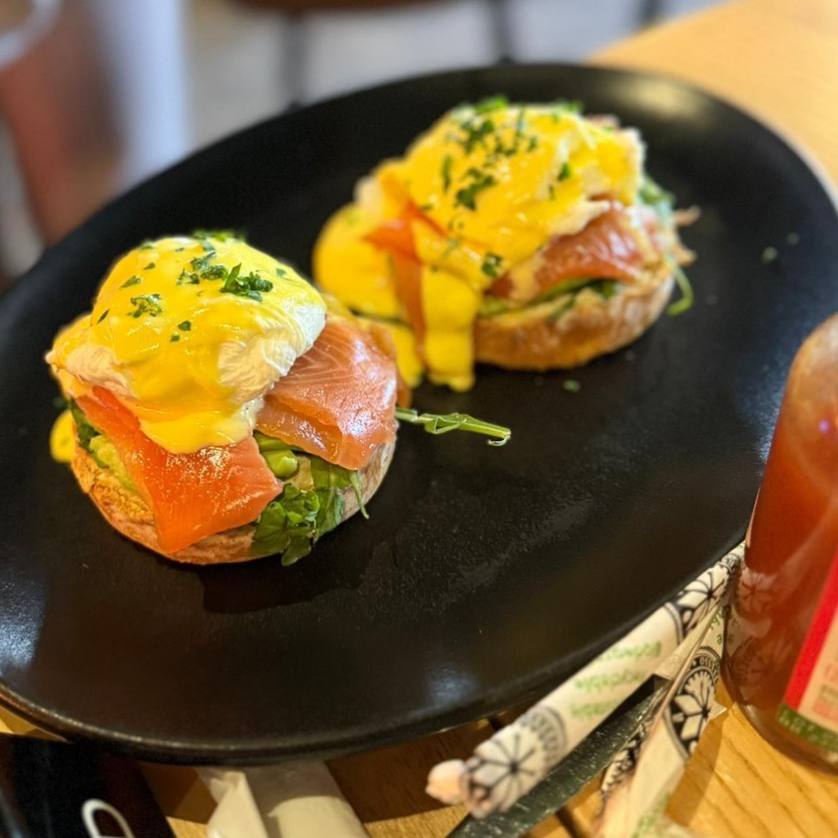 Salmon Benedict at Shift Espresso Newlands, Cape Town.*Halaal @shiftespresso_official