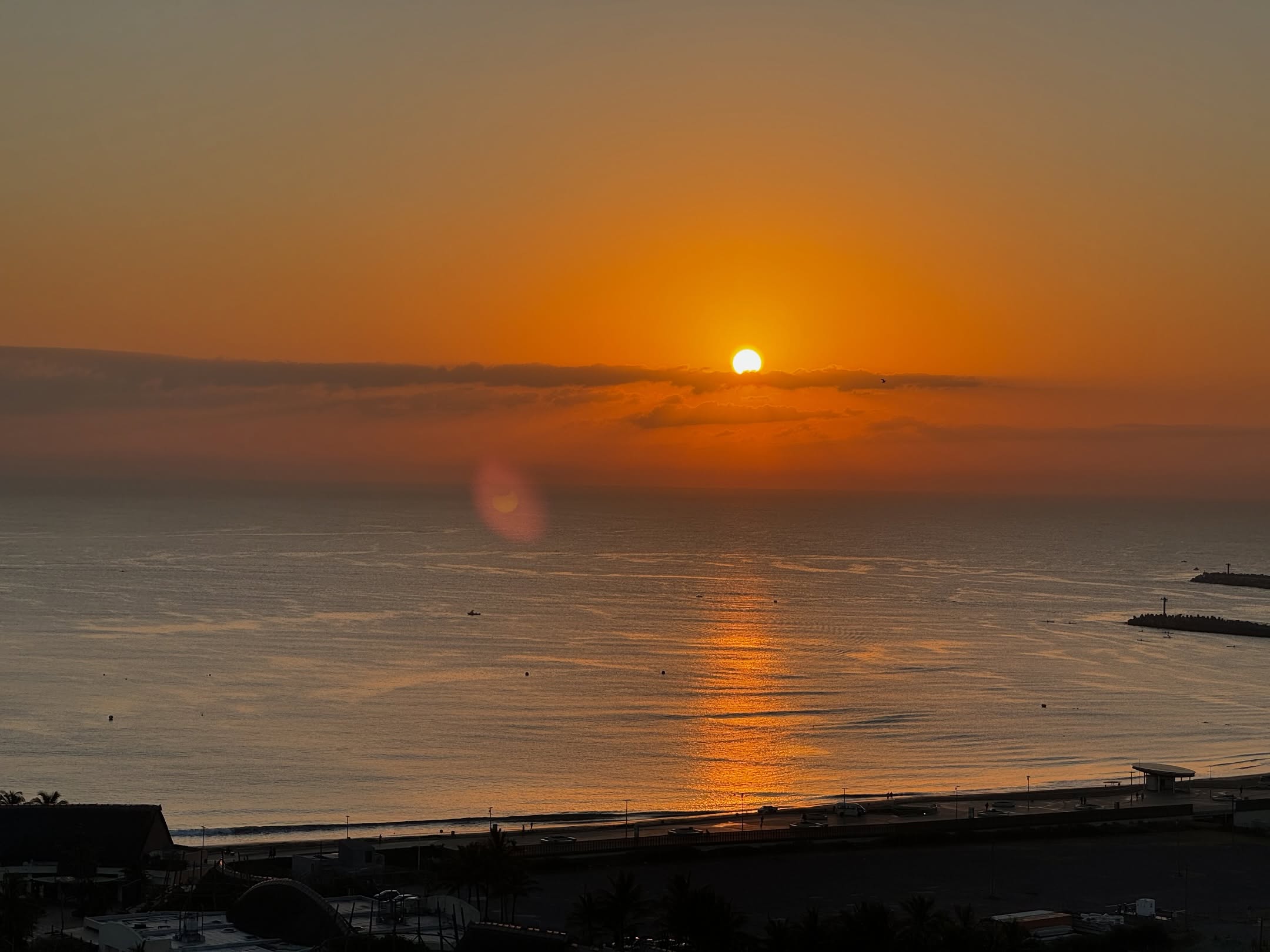 Sunrise in Durban, South Africa.📸: from Spinnaker Apartments, Point Road @spinnaker#sunrise #travelpics #durban #sunriseoftheday #africanskies