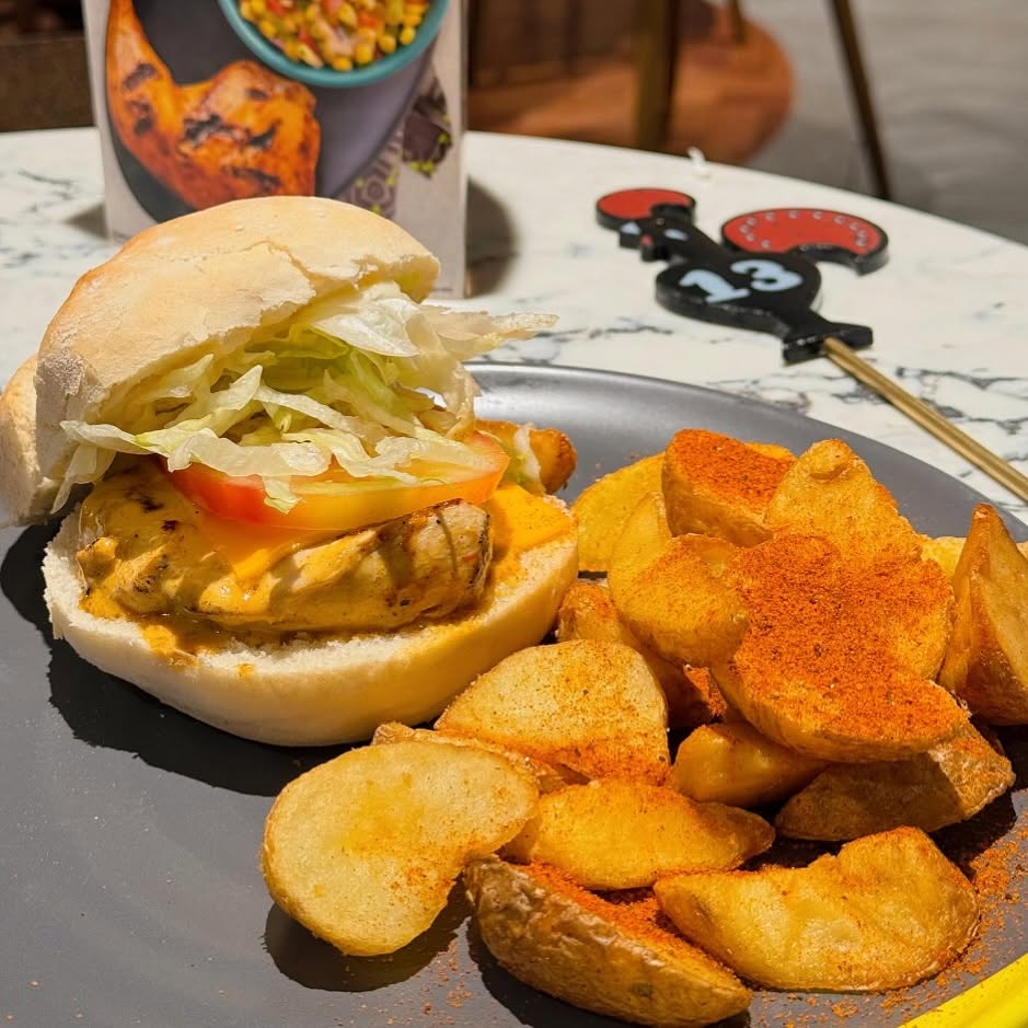 Chicken Cheese Burger and Peri Peri Wedges. Felt like a Nandos Sandton Afternoon. @rnbfamilyfoods @nandosrsa #nandos #sandtoncity #chickencheeseburger #halaaljhb #nandossandtoncity