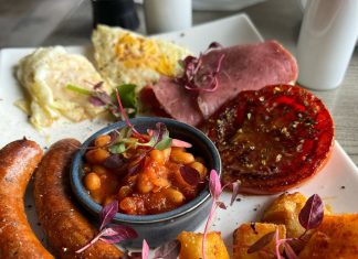 English Breakfast at the Rooftop Cafe on Oxford. Sublime Shout*Halaal @the_rooftop_cafe #halaaljhb #breakfastideas #rooftopcafe #bestbreakfast #foodinjhb