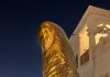 🇶🇦 The Golden Thumb Statue in the Souq Waqif, Doha, Qatar. The "thumb in Qatar" refers to Pouce (The Thumb), a 6-meter-tall bronze sculpture with a polished gold patina created by French artist César Baldaccini