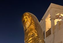🇶🇦 The Golden Thumb Statue in the Souq Waqif, Doha, Qatar. The "thumb in Qatar" refers to Pouce (The Thumb), a 6-meter-tall bronze sculpture with a polished gold patina created by French artist César Baldaccini