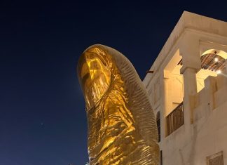 🇶🇦 The Golden Thumb Statue in the Souq Waqif, Doha, Qatar. The "thumb in Qatar" refers to Pouce (The Thumb), a 6-meter-tall bronze sculpture with a polished gold patina created by French artist César Baldaccini