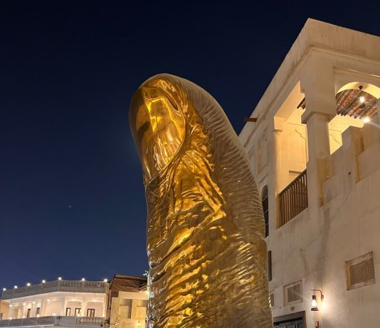 🇶🇦 The Golden Thumb Statue in the Souq Waqif, Doha, Qatar. The "thumb in Qatar" refers to Pouce (The Thumb), a 6-meter-tall bronze sculpture with a polished gold patina created by French artist César Baldaccini