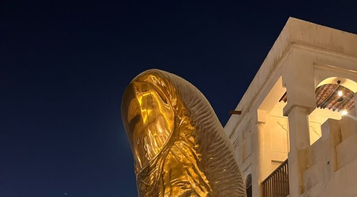 🇶🇦 The Golden Thumb Statue in the Souq Waqif, Doha, Qatar. The "thumb in Qatar" refers to Pouce (The Thumb), a 6-meter-tall bronze sculpture with a polished gold patina created by French artist César Baldaccini